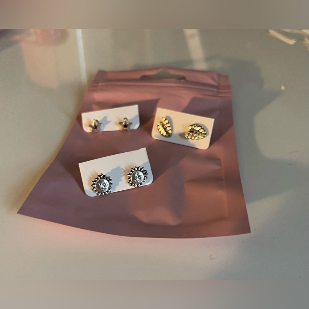 FREE W/15$ purchase 2/8$ (includes 6 set earrings bundle)